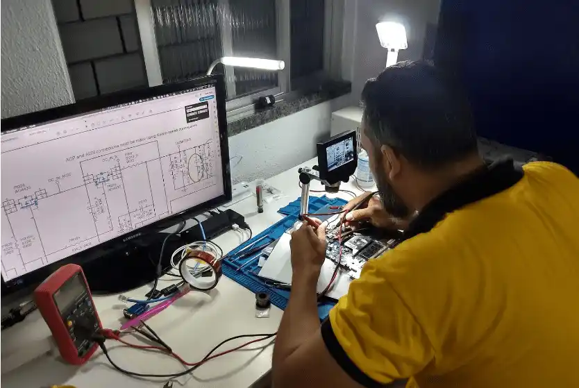 Técnico da Eletrônica Proporsom na bancada